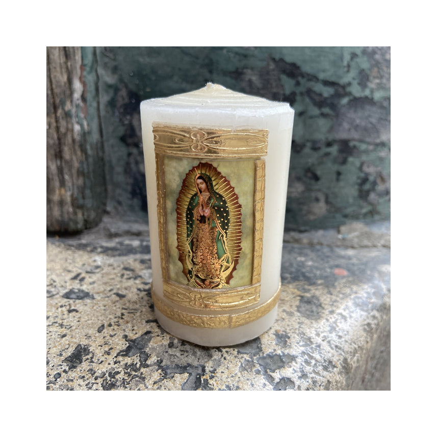 Kerze mit Wachsbild der Jungfrau Maria